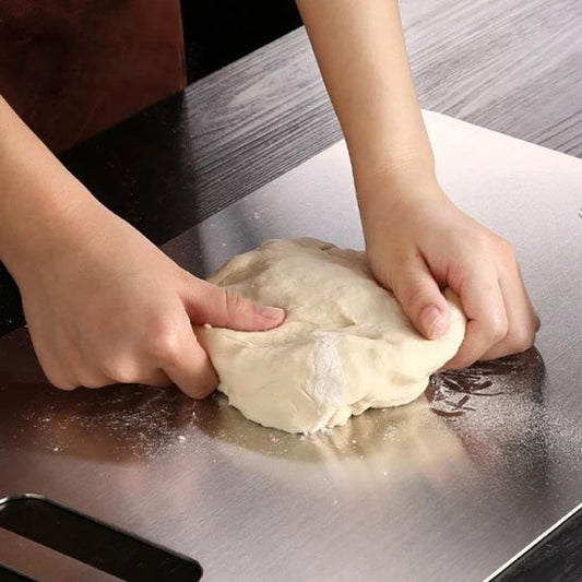 nana petrie pate pain sur planche a decouper inox