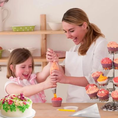 nana décore muffins avec poche à douille pâtisserie