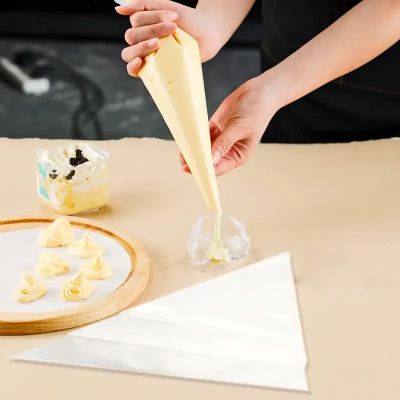 nana rempli vérines avec poche à douille pâtisserie