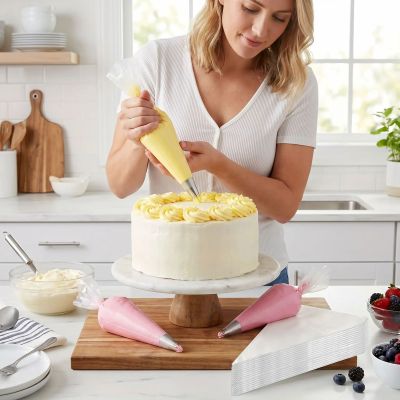 décorer gâteau glacé avec poche à douille pâtisserie