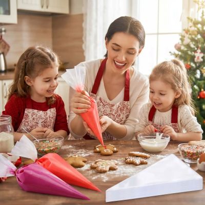 mama décore biscuits avec poche à douille pâtisserie