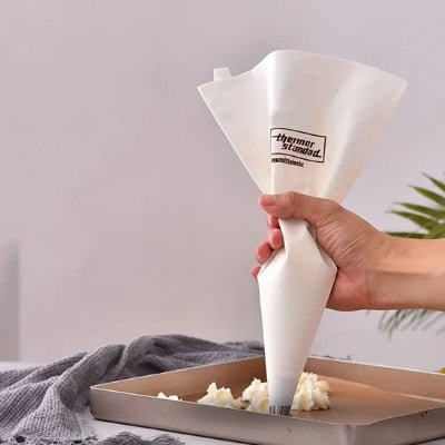 maman decore petits gateaux avec poche a douille