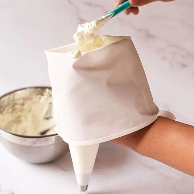 maman rempli poche a douille avec creme beurre