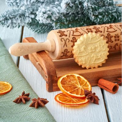 maman utilise rouleaux a patisserie motif noel sur pate biscuit