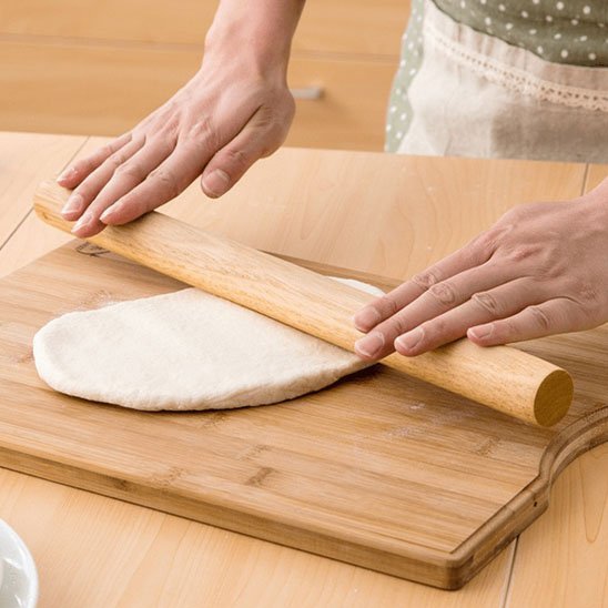 nana etale pate brioche avec rouleaux a patisserie