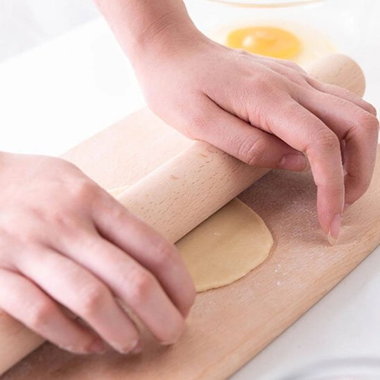 nana etale pate biscuit avec rouleaux à pâtisserie