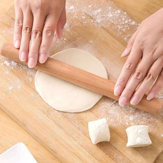 nana etale pate ravioli avec rouleau a patisserie