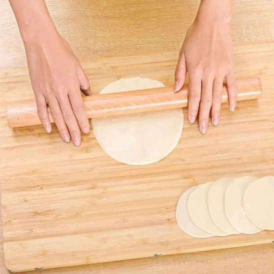 nana etale pate pain avec rouleaux a patisserie