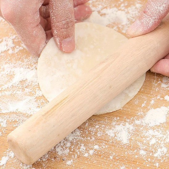 nana étale pate tarte avec rouleaux à pâtisserie