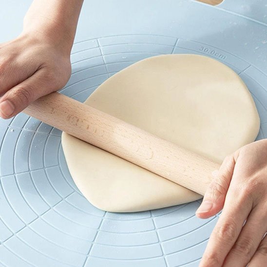 nana etale pate sable avec rouleaux à pâtisserie