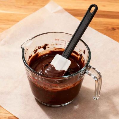 nana melange ganache avec spatule a patisserie