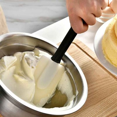 nana elange creme chantille avec spatule a patisserie