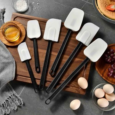 nana met sur table spatule a patisserie