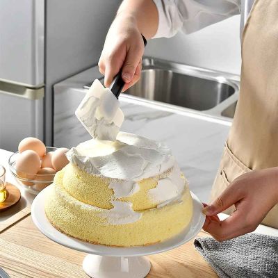 nana couvre gateau de creme patissiere avec spatule à pâtisserie