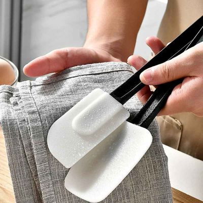 nana nettoie spatule a patisserie avec chiffon