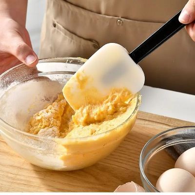 nana melange pate gateau avec spatule a patisserie