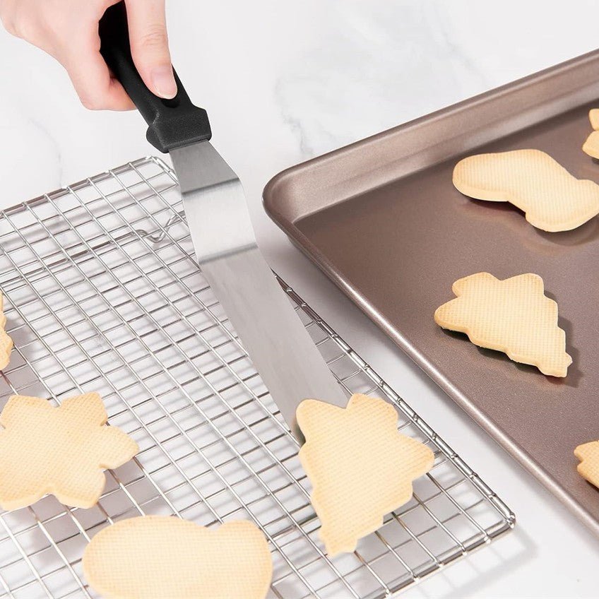 prendre biscuit avec spatue coudee