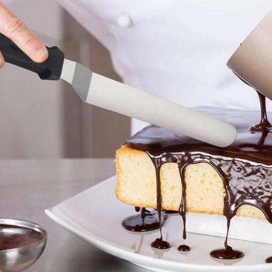 lisser glaçage avec spatule coudee