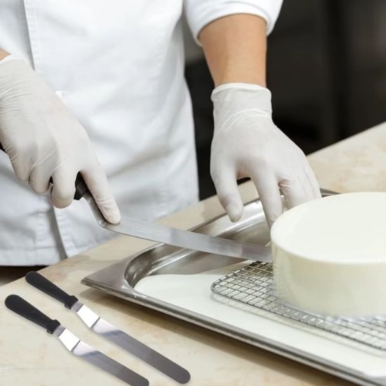 soulever entremet avec spatule coudee