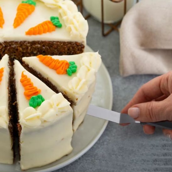 prendre gateau avec spatule coudee