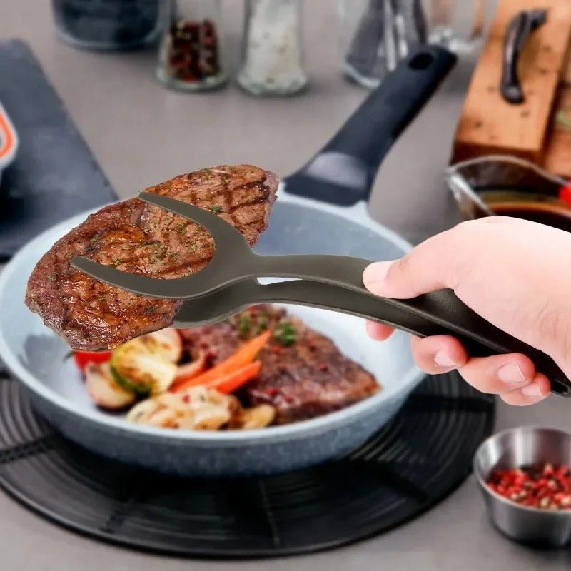 prendre viande avec spatule cuisine