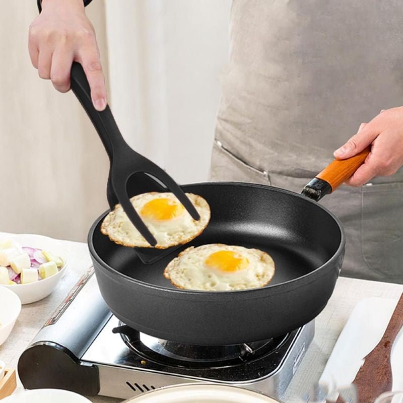 prendre oeufs aux plat avec spatule cuisine