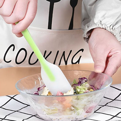 melanger salade avec spatule cuisine