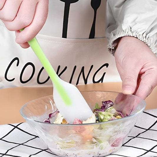 melanger salade avec spatule cuisine