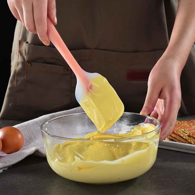 melanger appareil quiche avec spatule cuisine