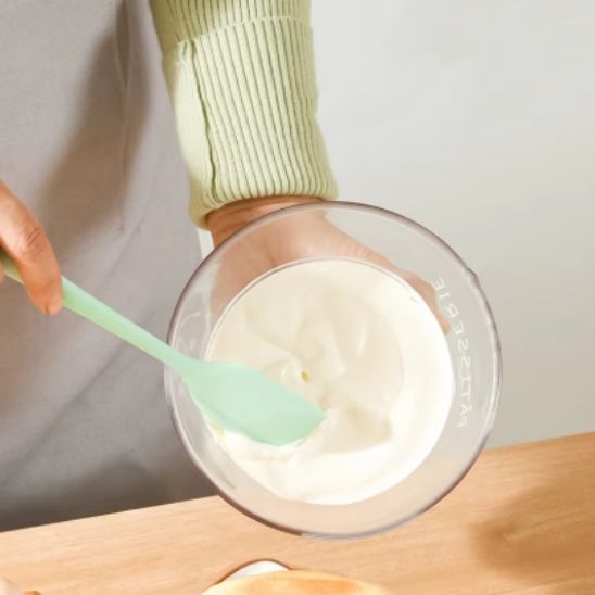 melanger blanc oeufs avec spatule cuisine