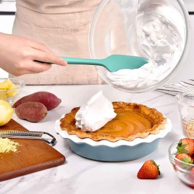 etaler creme fouettee sur tarte avec spatule cuisine
