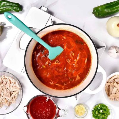 remuer sauce chaude avec spatule cuisine