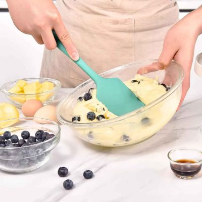 ajouter fruits dans pate a gateau avec spatule cuisine