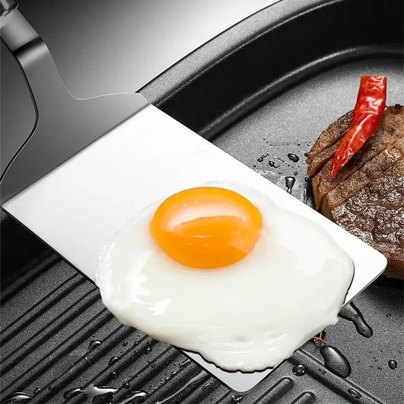 manipuler oeuf au plat avec spatule cuisine