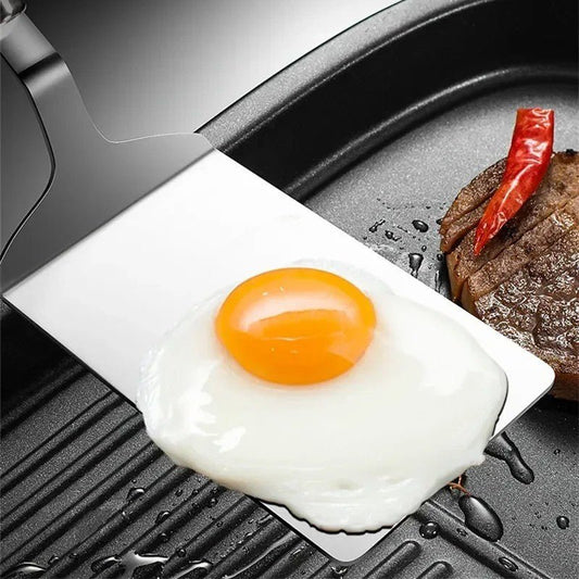 manipuler oeuf au plat avec spatule cuisine
