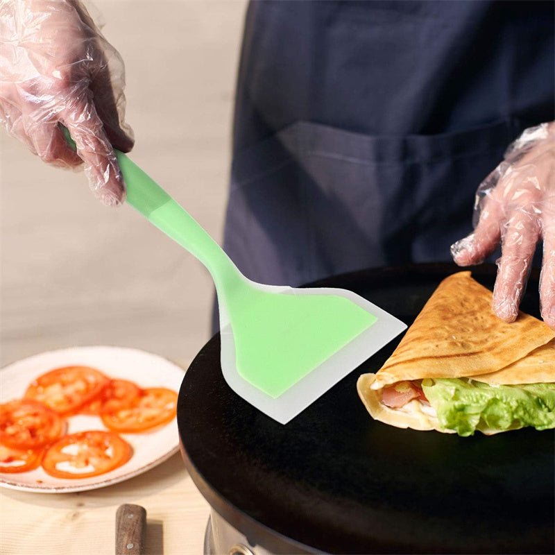 prendre crepes avec spatule cuisine