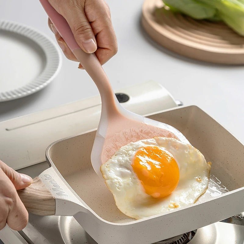 prendre oeuf cuit avec spatule cuisine