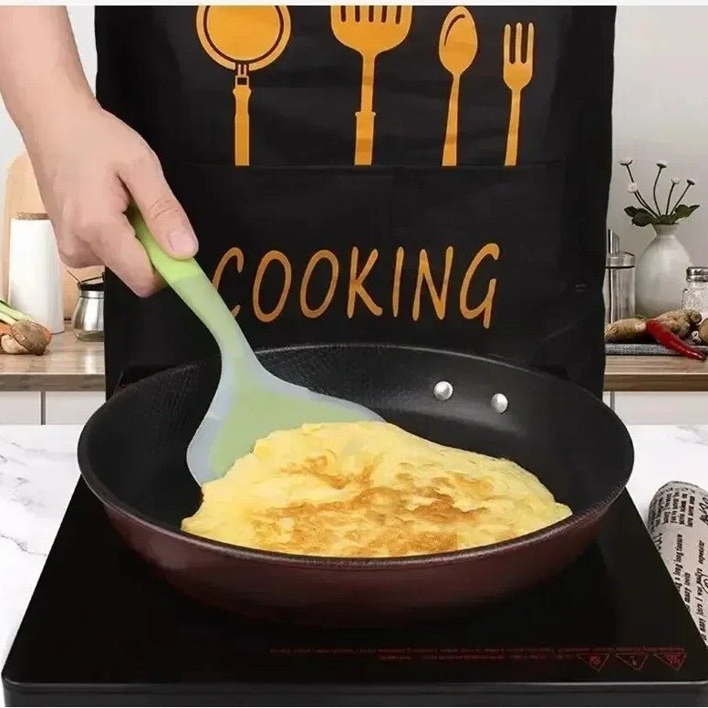 retourner omelette avec spatule cuisine