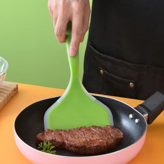 retourner viande avec spatule cuisine