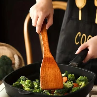 nana remue legumes avec spatule en bois