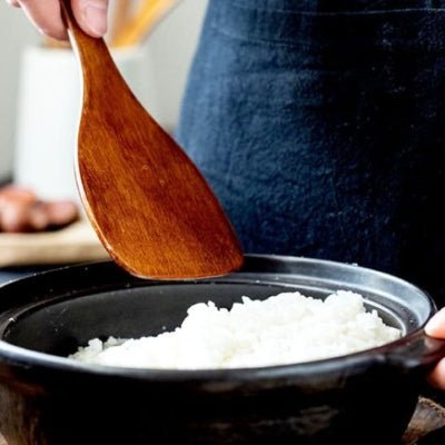 nana melange riz avec spatule en bois
