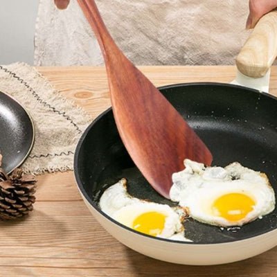 nana retourne omelette avec spatule en bois