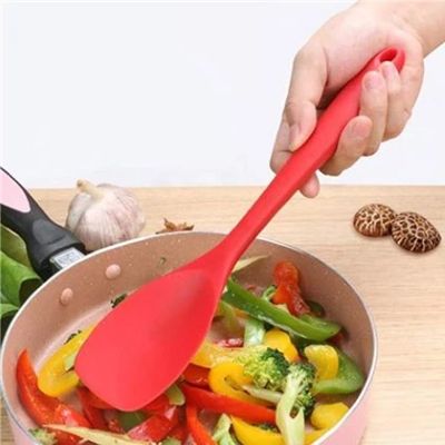 nana melange ratatouille avec spatule en silicone
