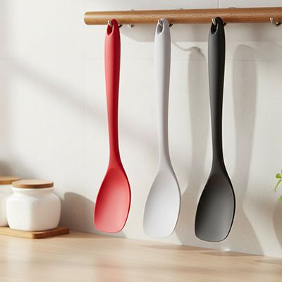 nana accroche spatule en silicone contre mur
