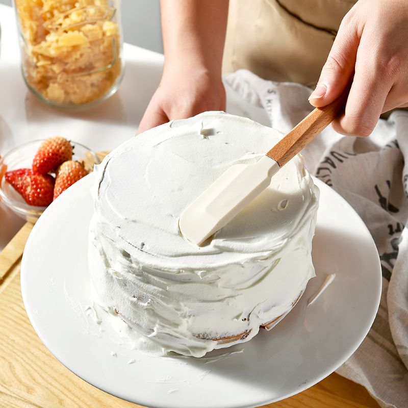 etaler glaçage sur gateau avec spatule