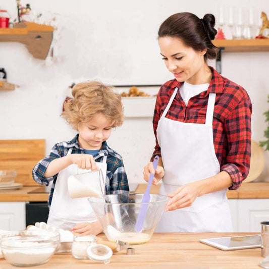 enfant melange pate gateau avec spatule