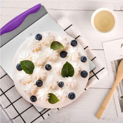 nana souleve assiette meringues avec spatule patisserie