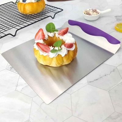 nana souleve patisserie avec spatule patisserie