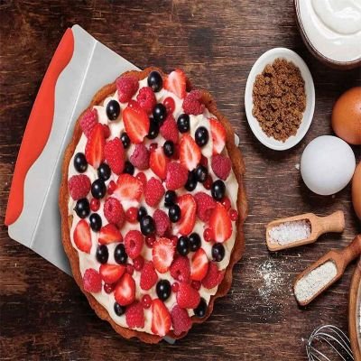 nana souleve tarte fruits avec spatule patisserie