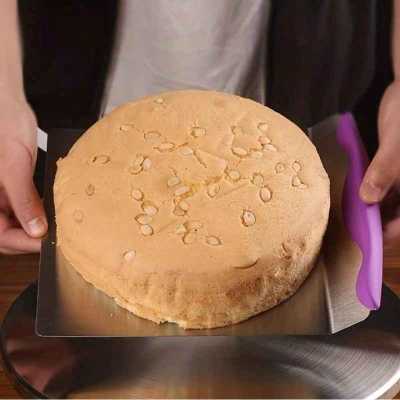 nana deplace gateau sur spatule patisserie